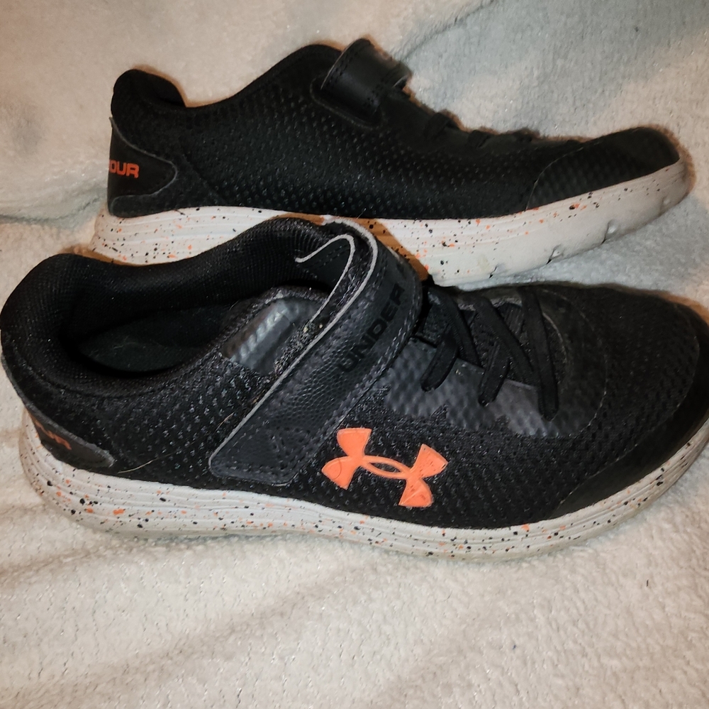 Youth Under Armour Tennis shoes